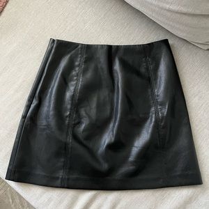Aritzia Babaton Faux Leather Skirt